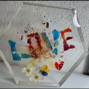 Handgefertigtes Deko-Hexagon mit „Love“-Schriftzug aus Epoxidharz – jedes Stück ein farbenfrohes Unikat!