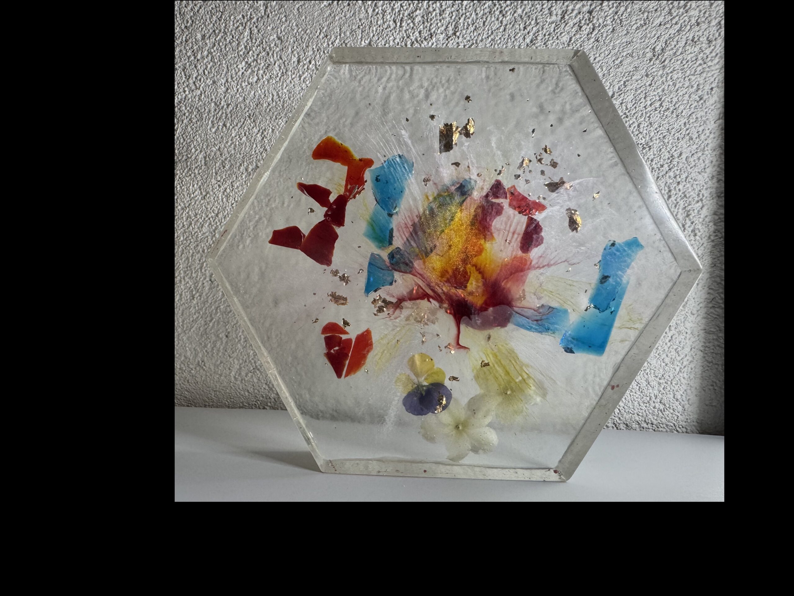 Handgefertigtes Deko-Herz aus Epoxidharz mit Blume und Sonne – Bild 4