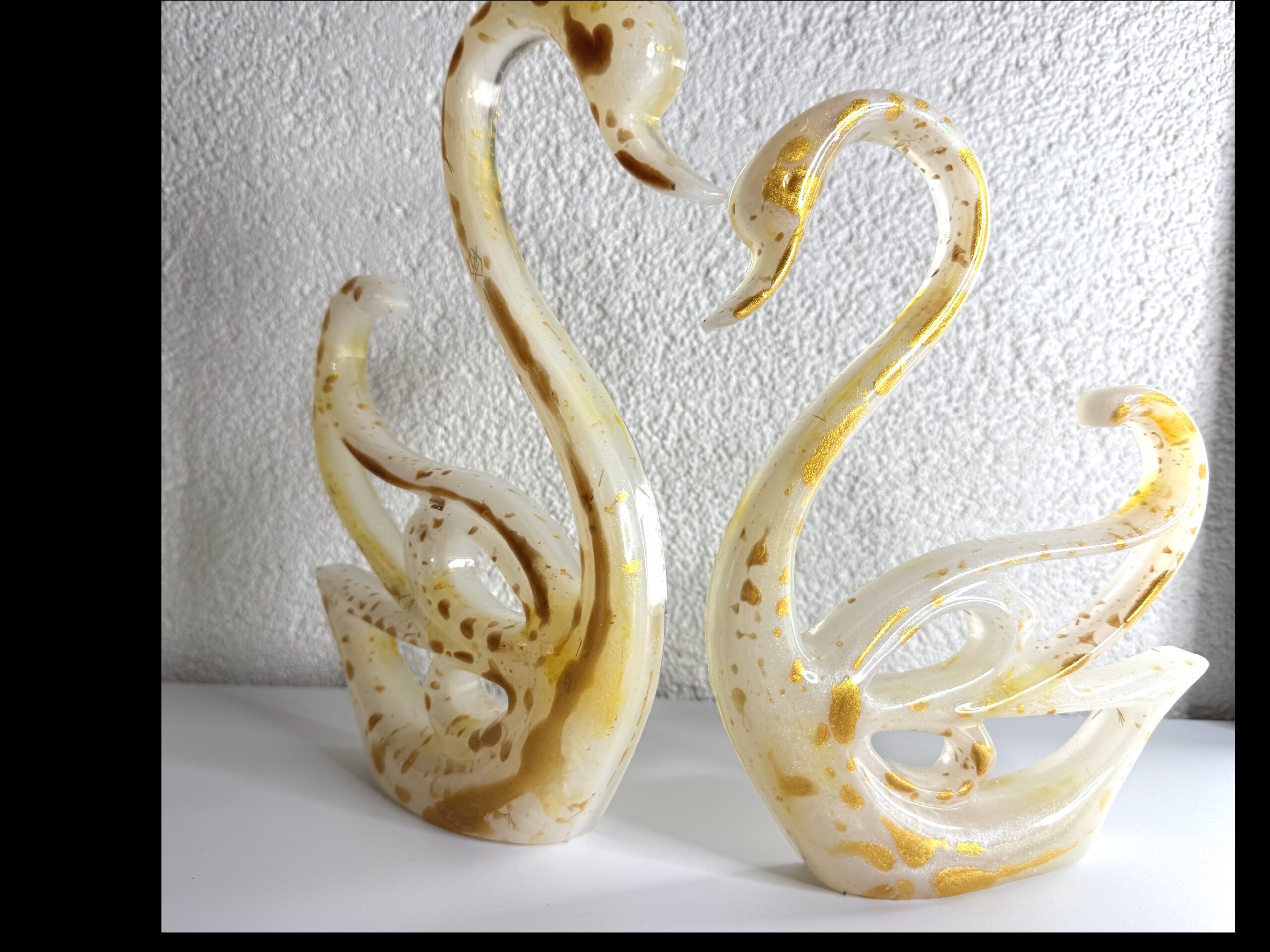 Handgefertigtes Schwanenpaar aus Epoxidharz und farbigen Dallglas – Symbol für Liebe und Verbundenheit – Bild 4