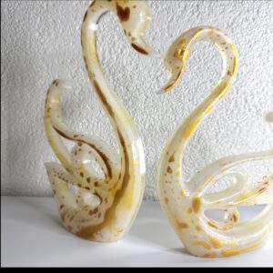 Handgefertigtes Schwanenpaar aus Epoxidharz mit goldenen Akzenten – Symbol für Liebe und Verbundenheit