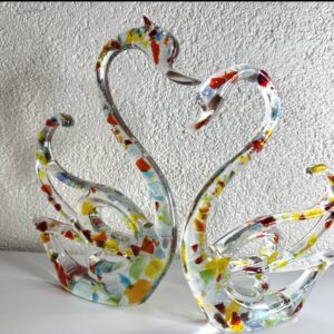Handgefertigtes Schwanenpaar aus Epoxidharz und farbigen Dallglas – Symbol für Liebe und Verbundenheit