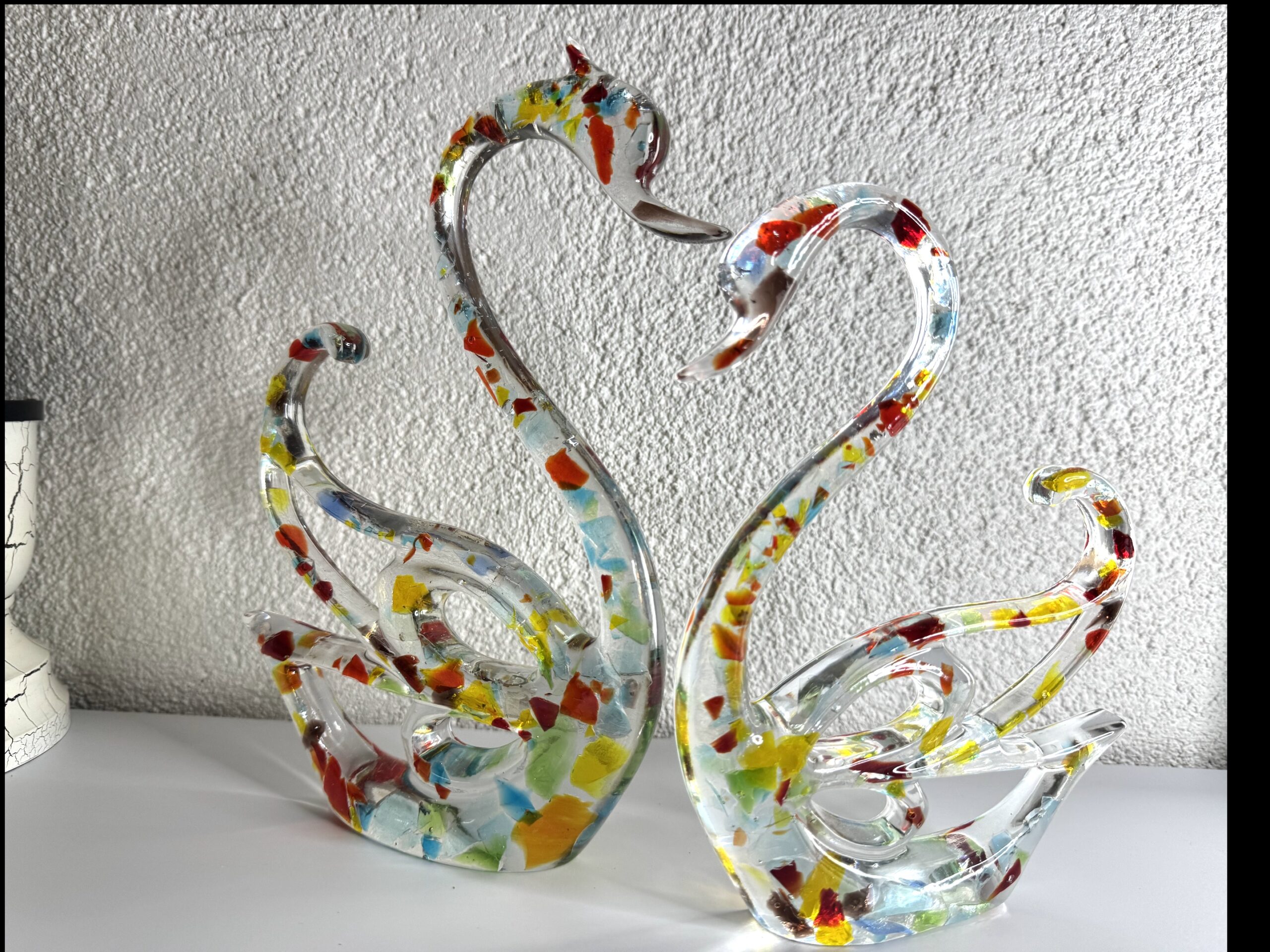 Handgefertigtes Schwanenpaar aus Epoxidharz und farbigen Dallglas – Symbol für Liebe und Verbundenheit