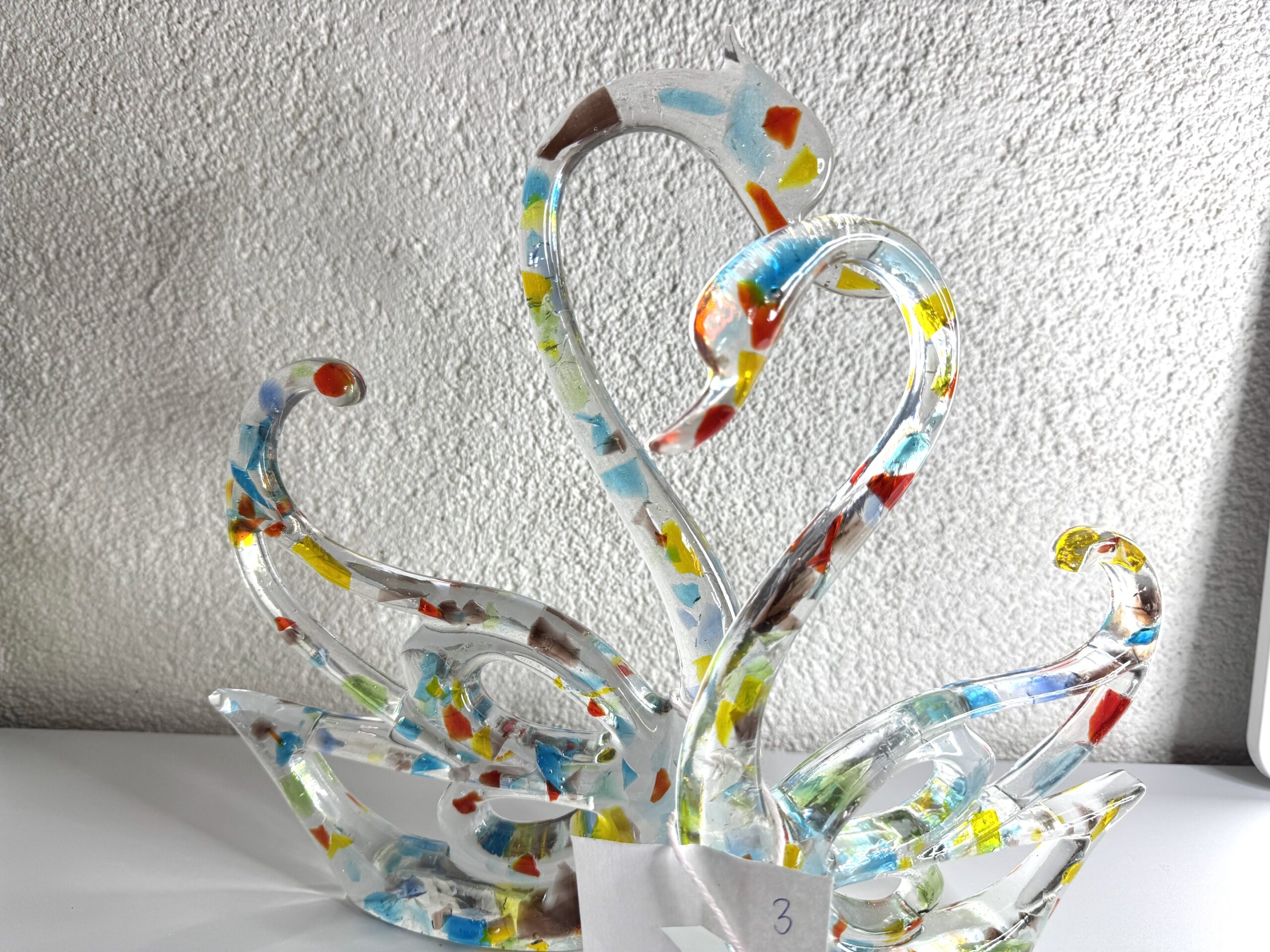 Handgefertigtes Schwanenpaar aus Epoxidharz und farbigen Dallglas – Symbol für Liebe und Verbundenheit – Bild 2
