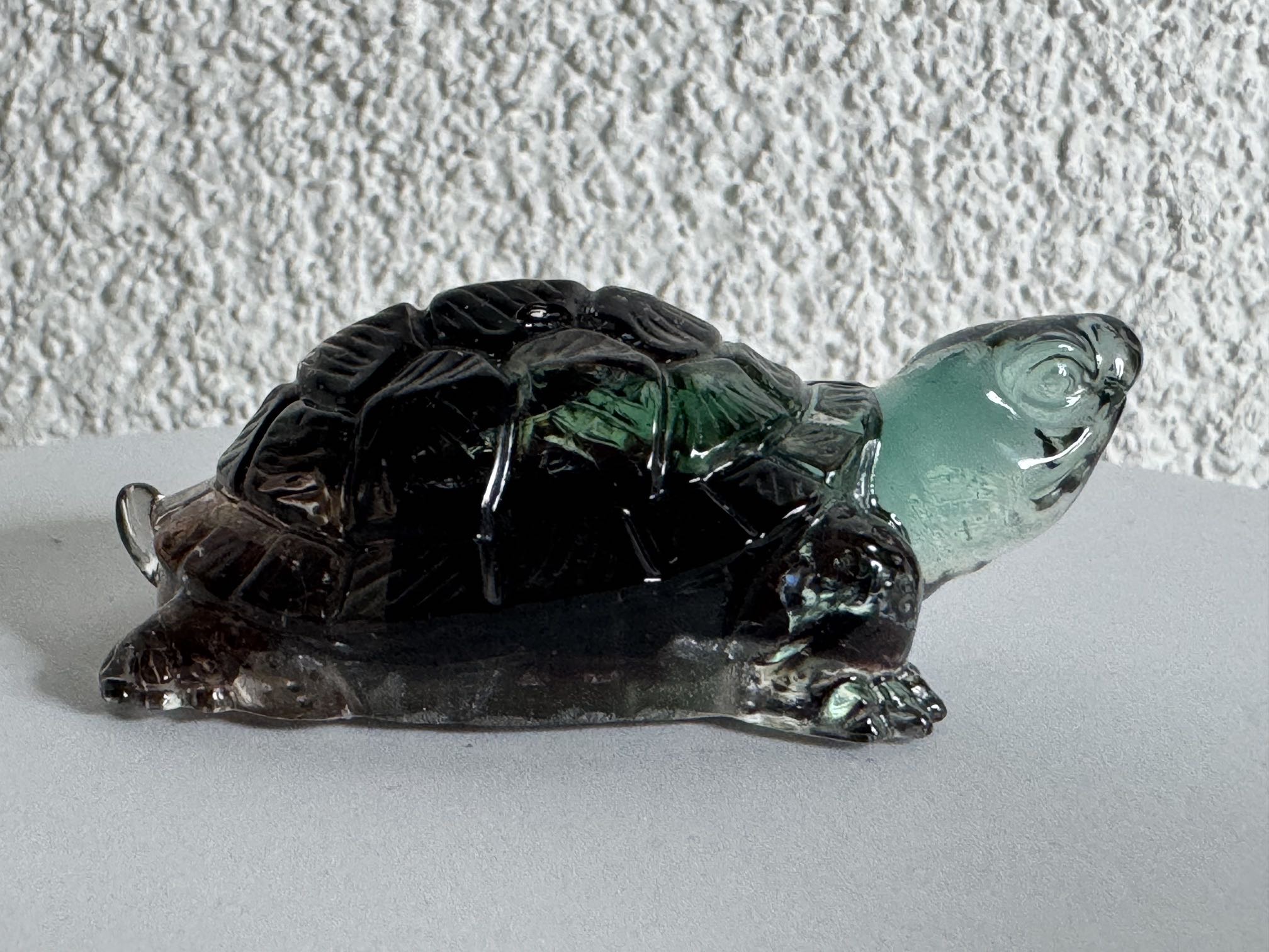 Handgemachte Schildkröte aus Epoxidharz & und bunten Glas – Unikat, Geschenk, Landschildkröte, klein dunkel