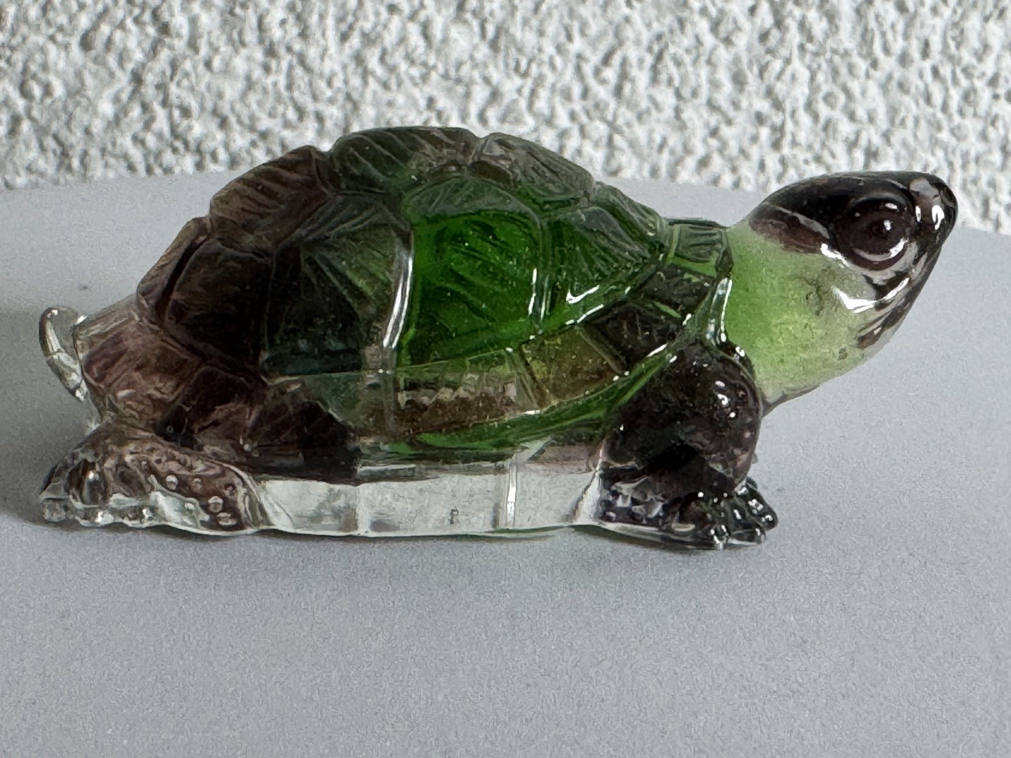 Handgemachte Schildkröte aus Epoxidharz & und bunten Glas – Unikat, Geschenk, Landschildkröte, klein grün