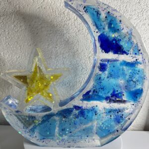 Handgefertigter Deko-Mond mit Stern aus Epoxidharz – stabil, glitzernd und einzigartig