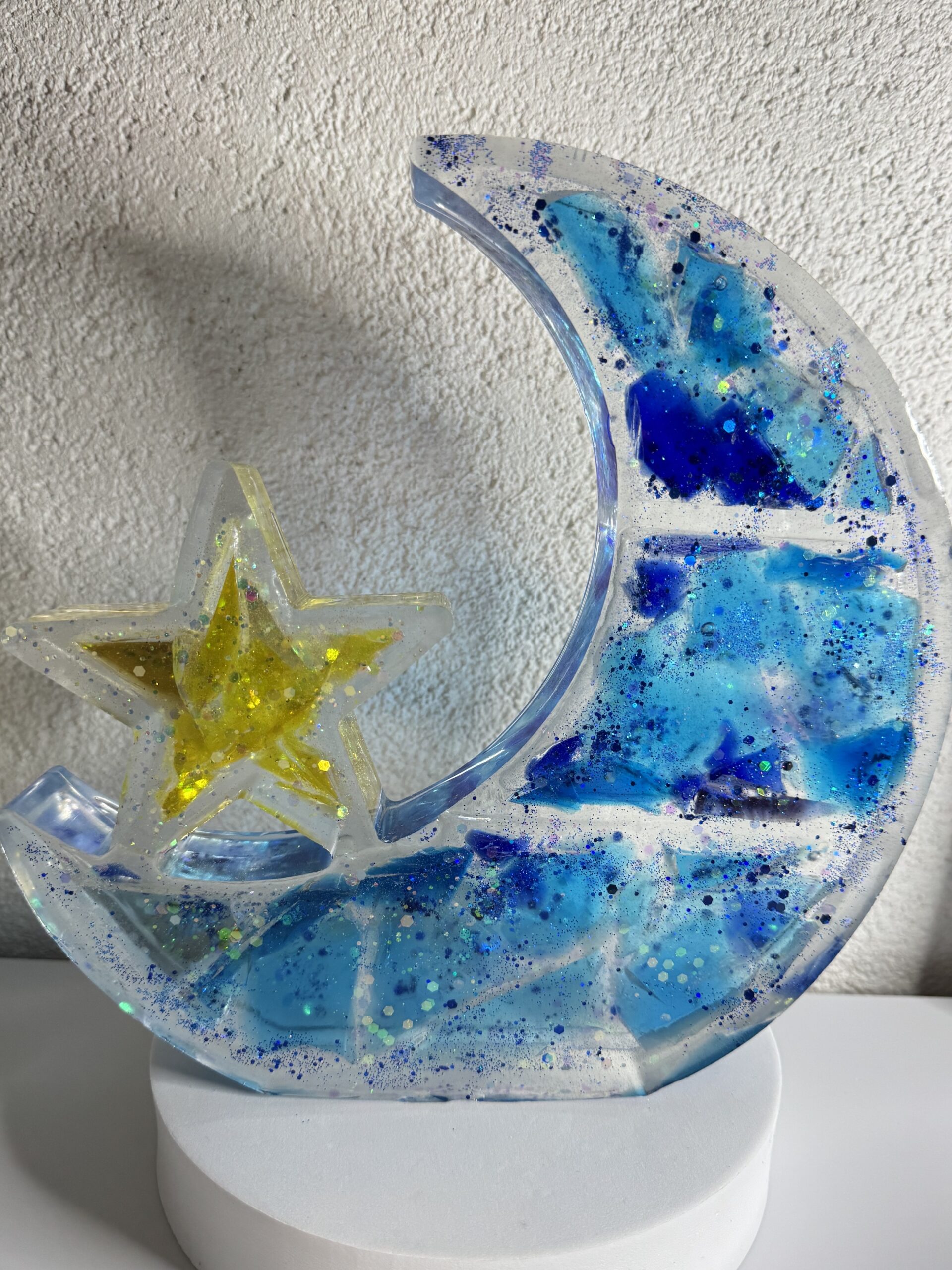 Handgefertigter Deko-Mond mit Stern aus Epoxidharz – stabil, glitzernd und einzigartig