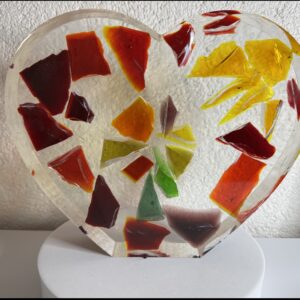 Handgefertigtes Deko-Herz aus Epoxidharz mit Blume und Sonne