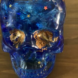 Totenkopf aus Epoxidharz & Dallglas – Skull-Deko für Szene, Gothic, Halloween blau