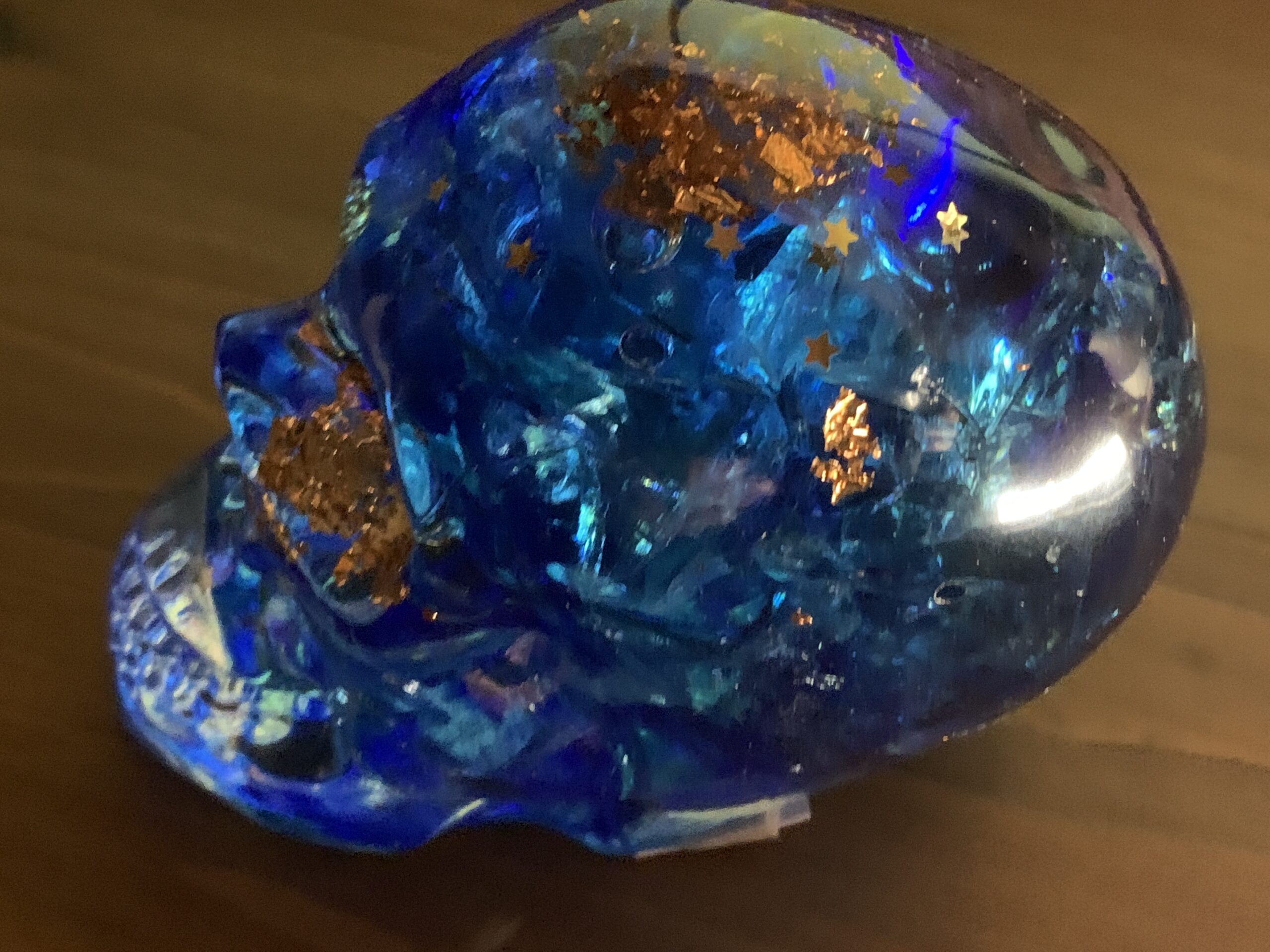 Totenkopf aus Epoxidharz & Dallglas – Skull-Deko für Szene, Gothic, Halloween blau – Bild 2