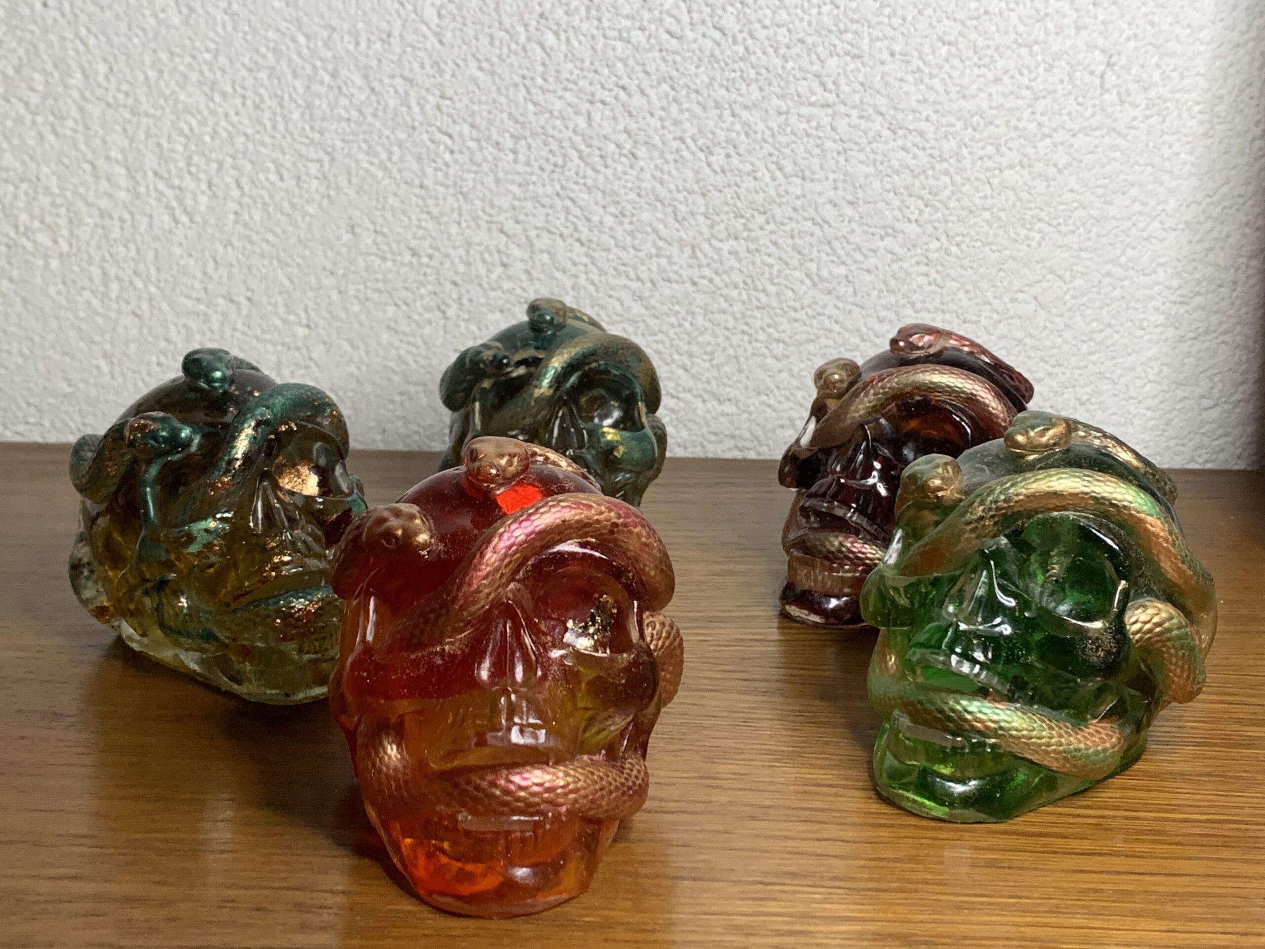 Handgefertigter Totenkopf mit Schlangen aus Epoxidharz & Dallglas – Skull-Deko für Szene, Gothic, Halloween gelbgrün – Bild 4