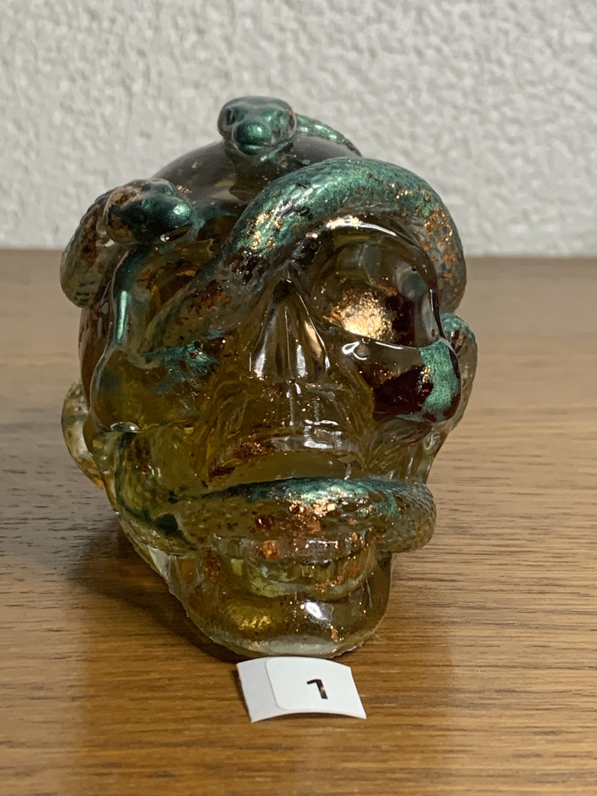 Totenkopf mit Schlangen aus Epoxidharz & Dallglas – Skull-Deko für Szene, Gothic, Halloween grün 2 – Bild 6