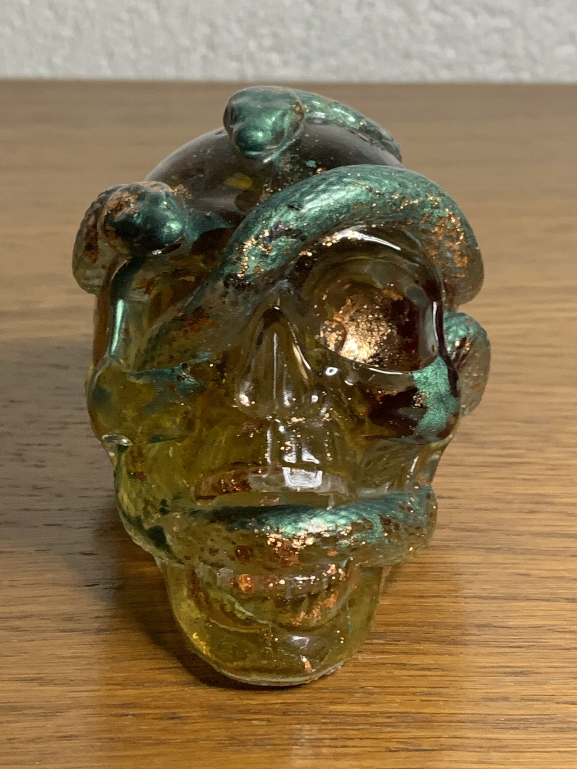 Handgefertigter Totenkopf mit Schlangen aus Epoxidharz & Dallglas – Skull-Deko für Szene, Gothic, Halloween gelbgrün – Bild 2