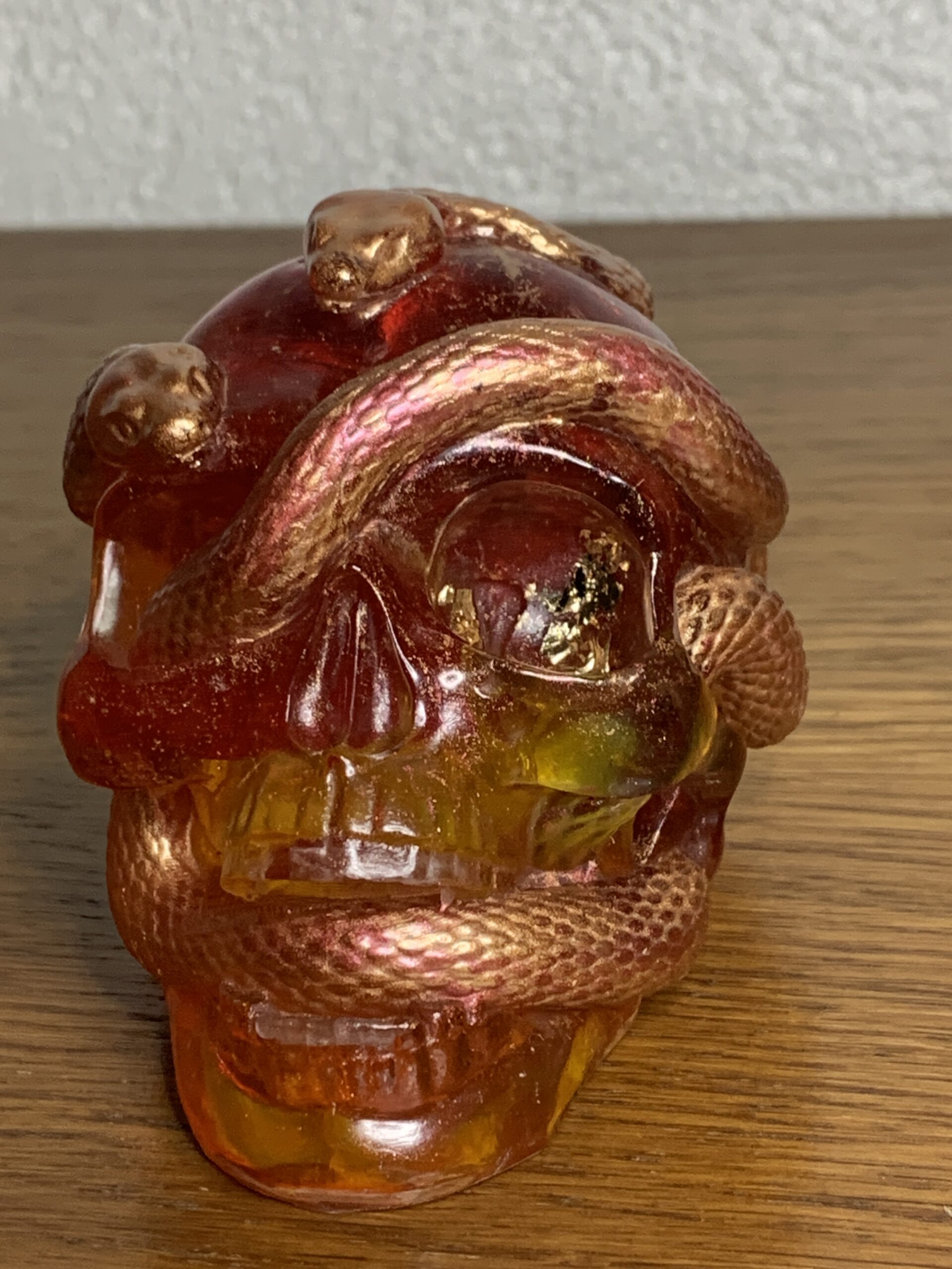 Handgefertigter Totenkopf mit Schlangen aus Epoxidharz & Dallglas – Skull-Deko für Szene, Gothic, Halloween gelbgrün – Bild 3
