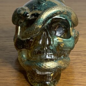 Totenkopf mit Schlangen aus Epoxidharz & Dallglas – Skull-Deko für Szene, Gothic, Halloween grün 2