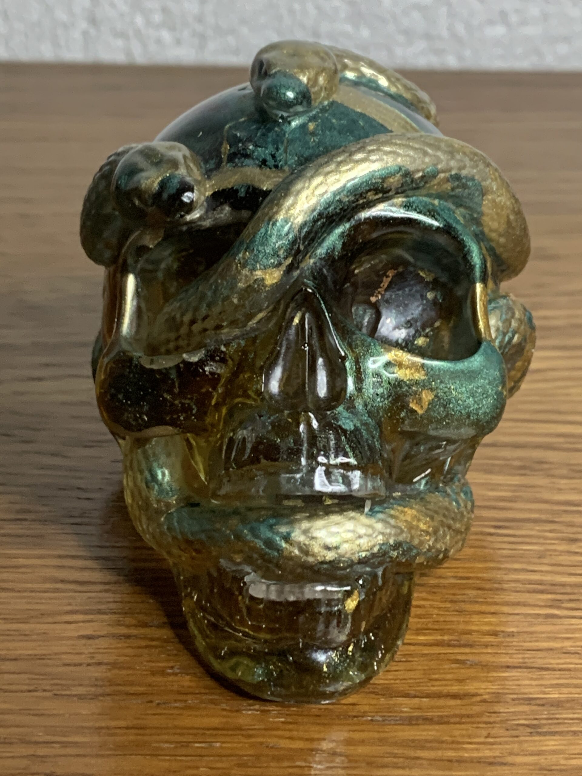 Handgefertigter Totenkopf mit Schlangen aus Epoxidharz & Dallglas – Skull-Deko für Szene, Gothic, Halloween gelbgrün – Bild 6