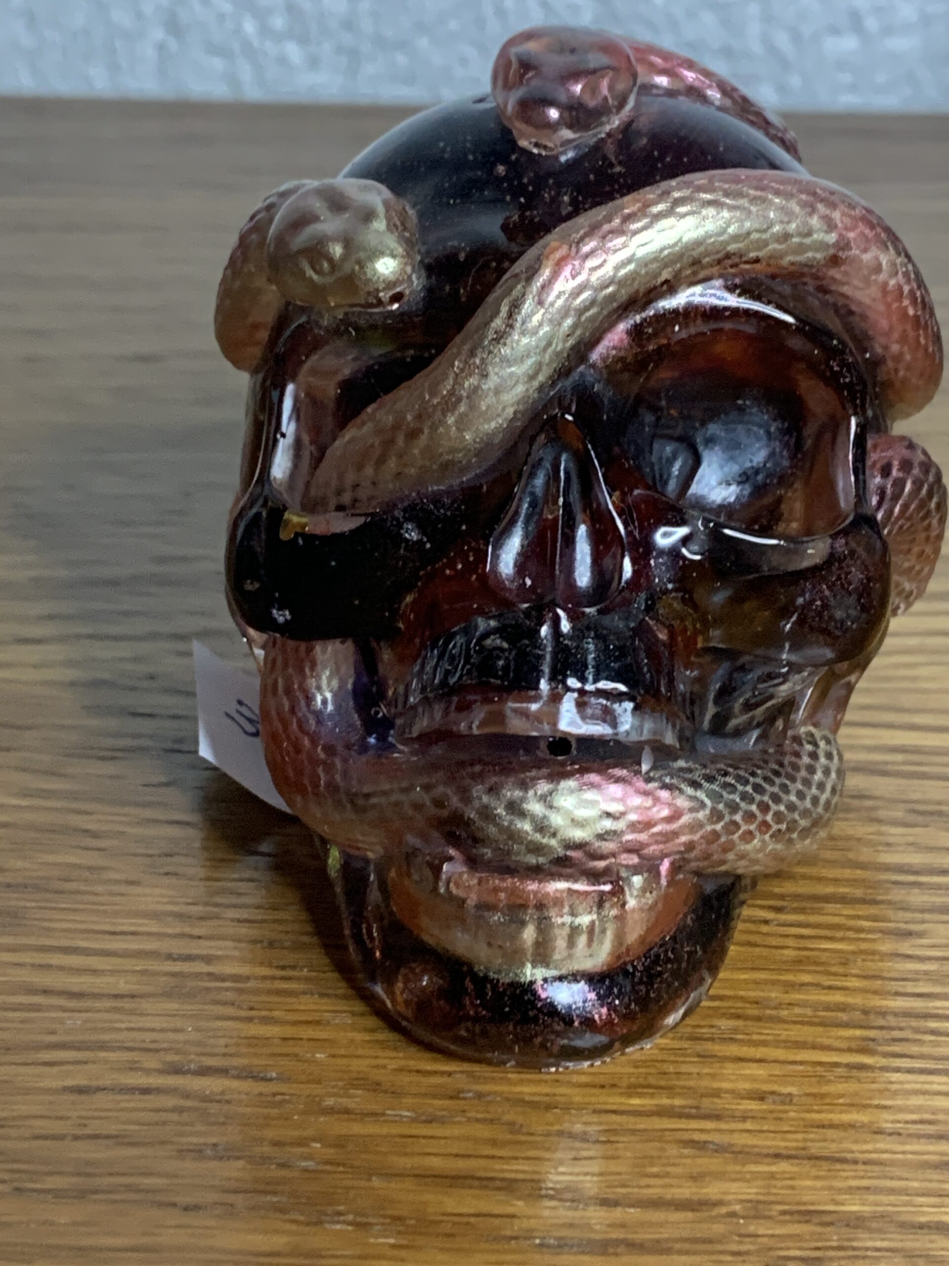 Handgefertigter Totenkopf mit Schlangen aus Epoxidharz & Dallglas – Skull-Deko für Szene, Gothic, Halloween gelbgrün – Bild 5