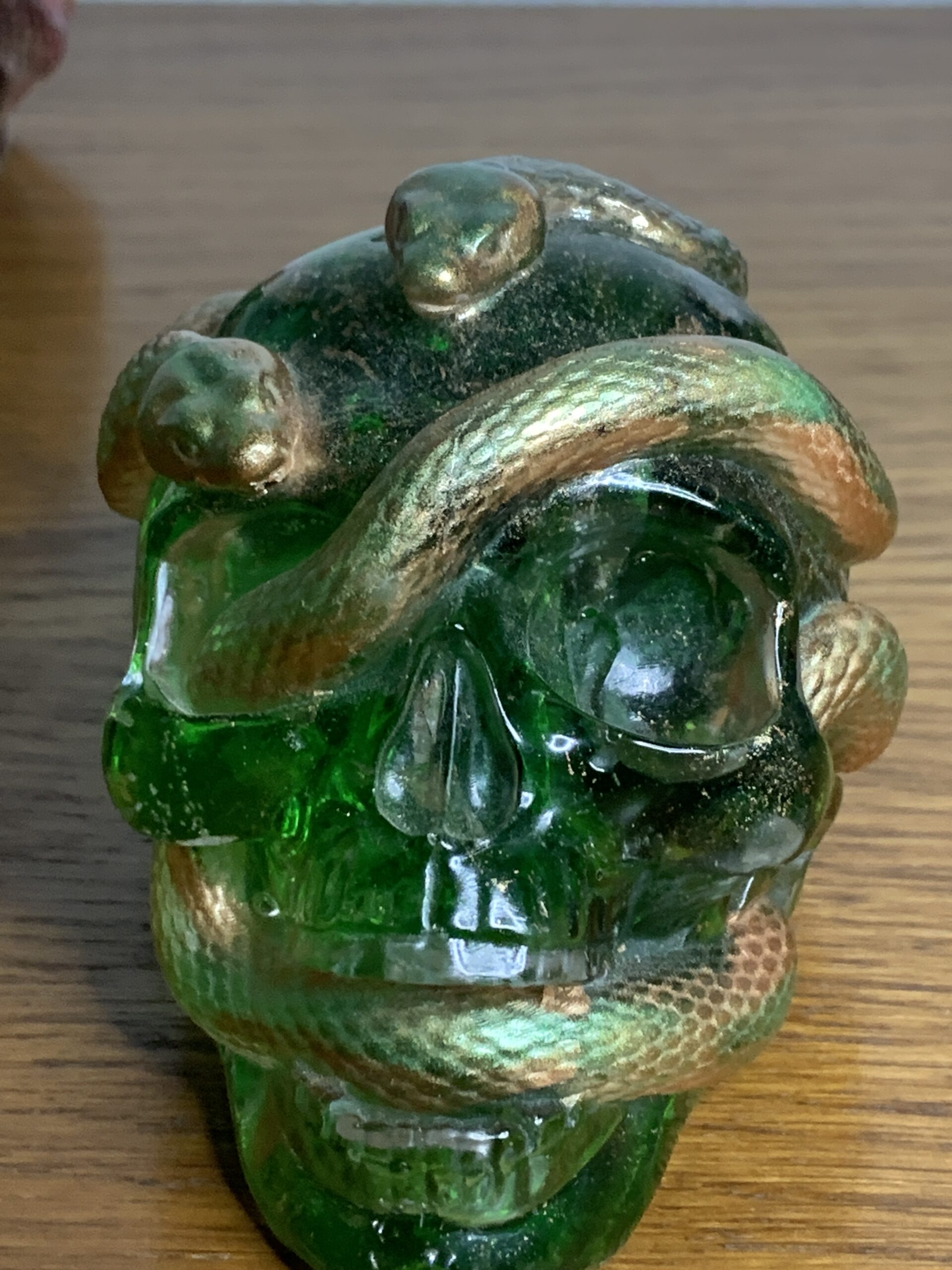 Handgefertigter Totenkopf mit Schlangen aus Epoxidharz & Dallglas – Skull-Deko für Szene, Gothic, Halloween gelbgrün – Bild 8