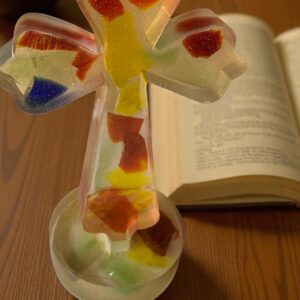 Handgemachtes Kreuz aus Epoxidharz & und bunten Glas – Unikat, Geschenk individuelles Design und stimmungsvolle Deko