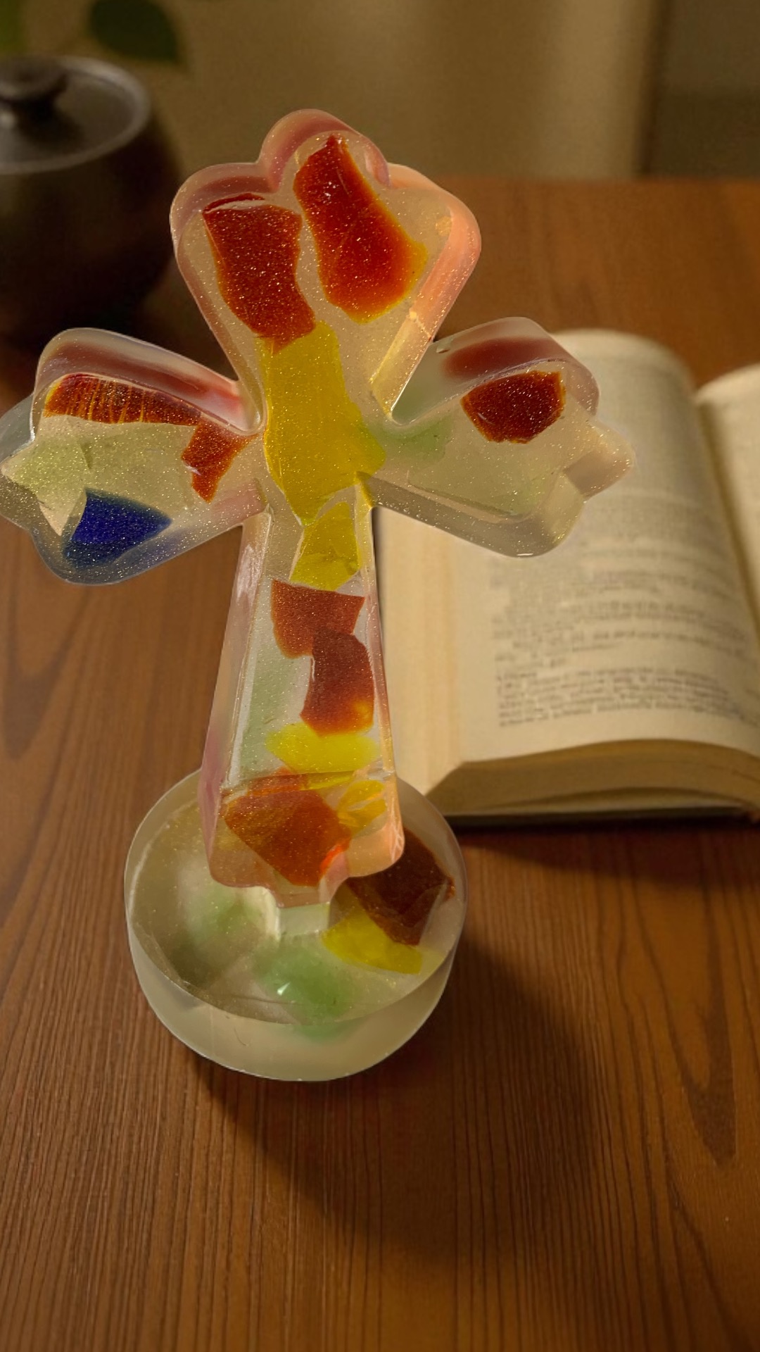 Handgemachtes Kreuz aus Epoxidharz & und bunten Glas – Unikat, Geschenk individuelles Design und stimmungsvolle Deko