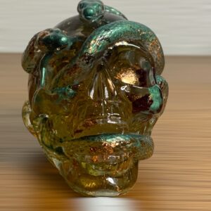 Handgefertigter Totenkopf mit Schlangen aus Epoxidharz & Dallglas – Skull-Deko für Szene, Gothic, Halloween gelbgrün