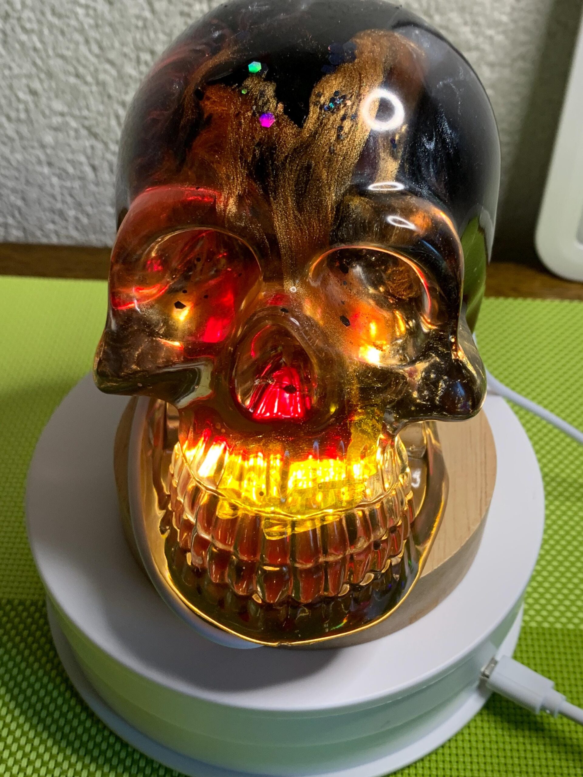 Handgefertigter XXL Totenkopf / Künste. Kristallschädel Unikat mit LED Sockel | Skull Kunst für Szene & Sammler Glas / Nachtlicht 4 – Bild 6