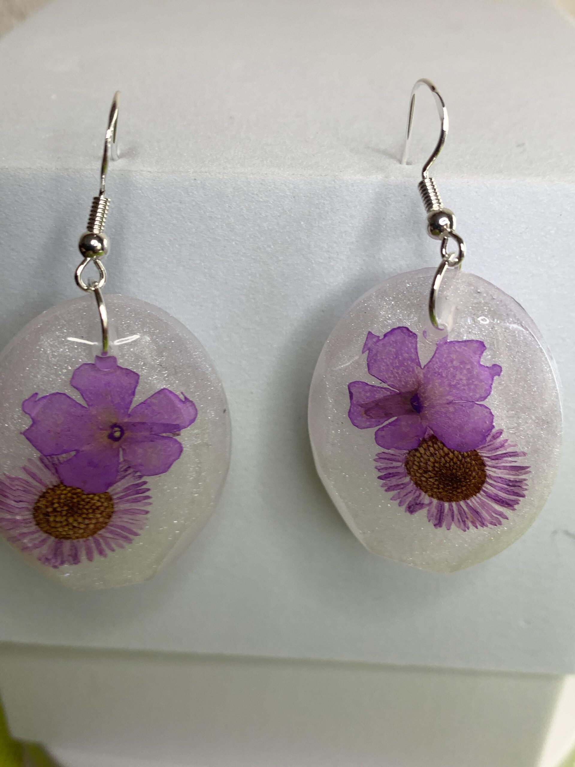 Ohrringe aus Epoxidharz mit Blumen – handgemachte Unikate 2 – Bild 3