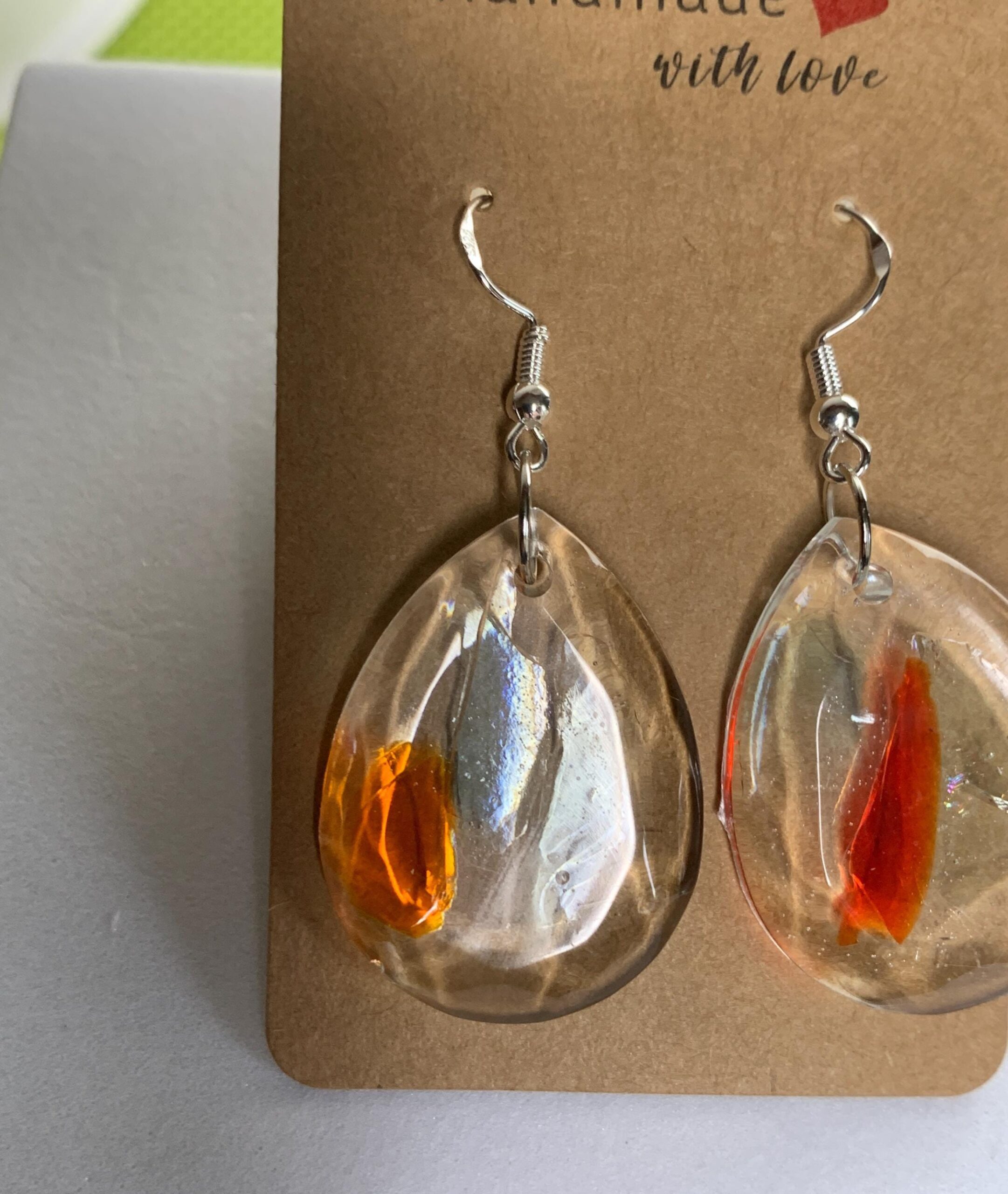 Ohrringe aus Epoxidharz – mit eingearbeiteten farbigen Glassplittern handgemachte Unikate 1 – Bild 4