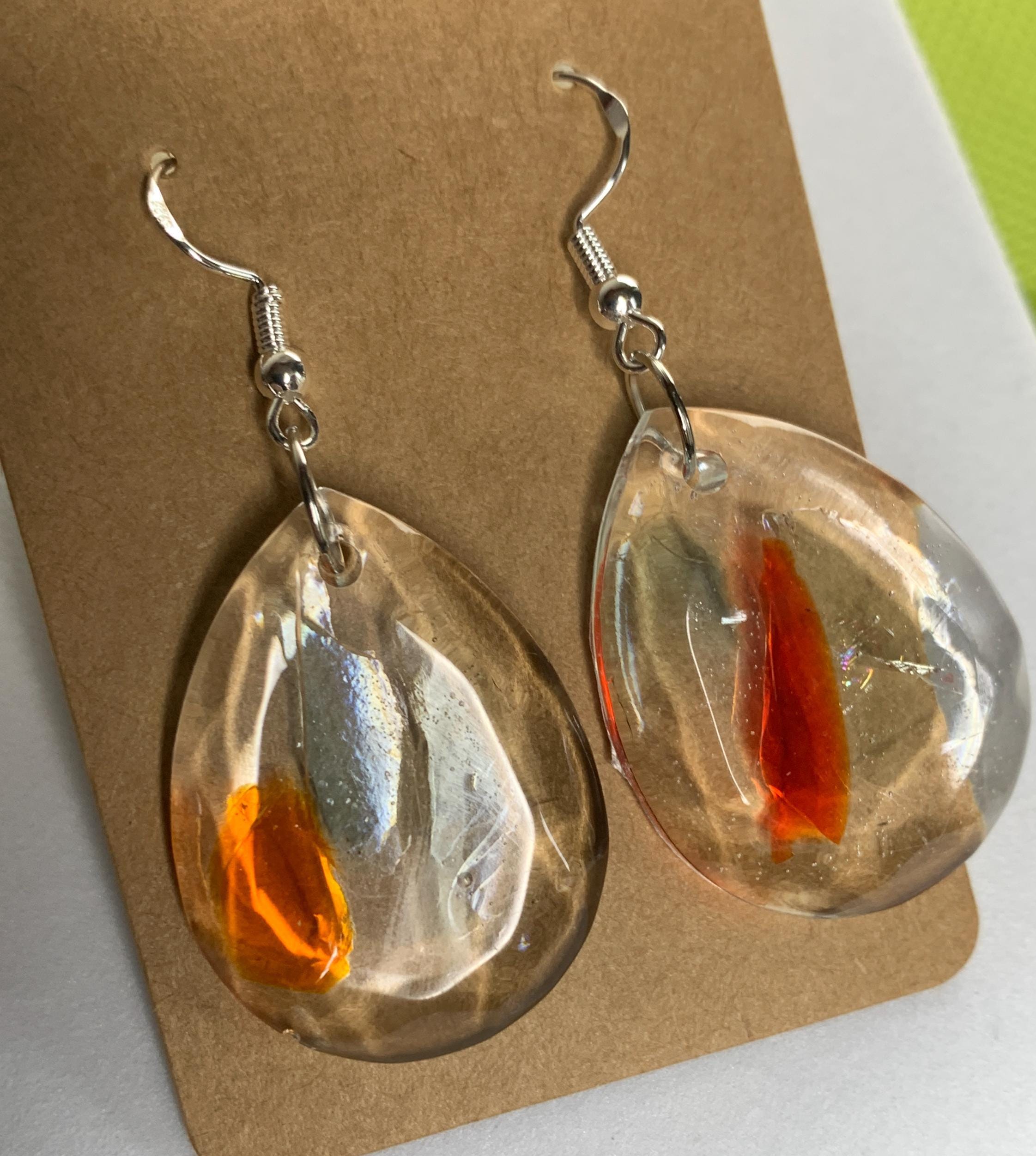 Ohrringe aus Epoxidharz – mit eingearbeiteten farbigen Glassplittern handgemachte Unikate 1 – Bild 5