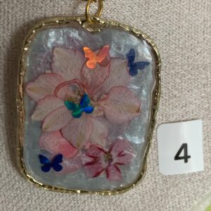 Epoxidharz-Kette Anhänger mit Blume – Handgemachtes Unikat, moderner Schmuck, Geschenk für Sie 4