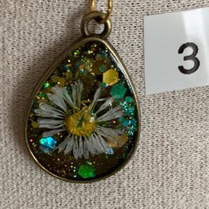 Epoxidharz-Kette Anhänger mit Blume – Handgemachtes Unikat, moderner Schmuck, Geschenk für Sie 3