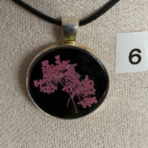 Epoxidharz-Kette Anhänger mit Blume – Handgemachtes Unikat, moderner Schmuck, Geschenk für Sie 6