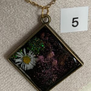 Epoxidharz-Kette Anhänger mit Blume – Handgemachtes Unikat, moderner Schmuck, Geschenk für Sie 5