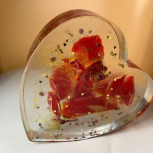 Handgefertigte Deko-Herzen, Briefbeschwerer, Buchstütze aus Epoxidharz – jedes ein farbenfrohes Unikat! rot
