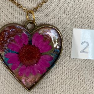 Epoxidharz-Kette Anhänger mit Blume – Handgemachtes Unikat, moderner Schmuck, Geschenk für Sie 2