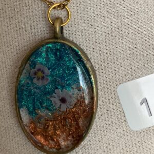 Epoxidharz-Kette Anhänger mit Blume – Handgemachtes Unikat, moderner Schmuck, Geschenk für Sie 1