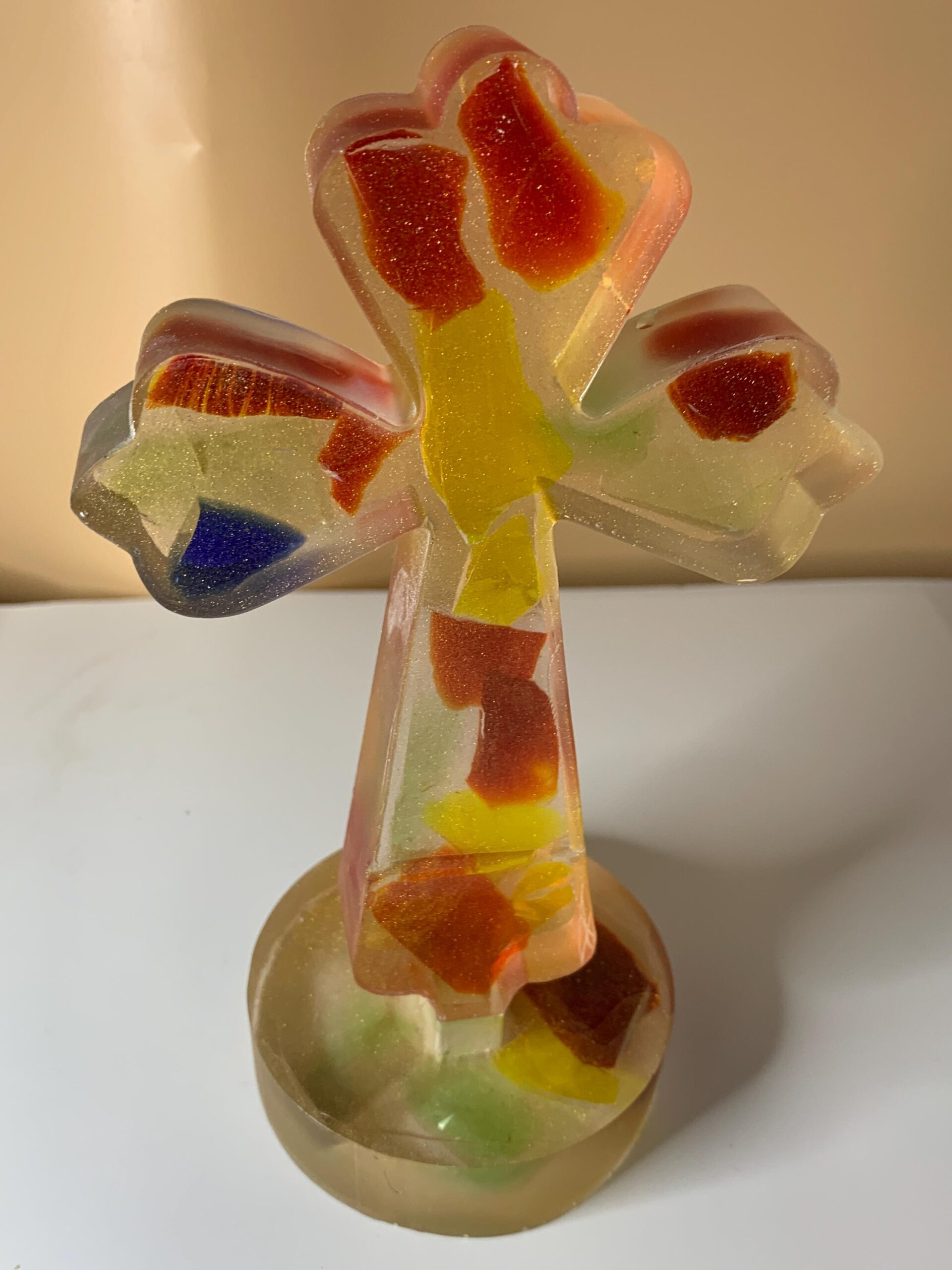 Handgemachtes Kreuz aus Epoxidharz & und bunten Glas – Unikat, Geschenk individuelles Design und stimmungsvolle Deko – Bild 3