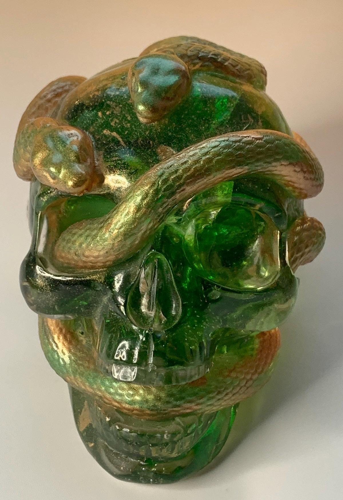 Totenkopf mit Schlangen aus Epoxidharz & Dallglas – Skull-Deko für Szene, Gothic, Halloween grün – Bild 2