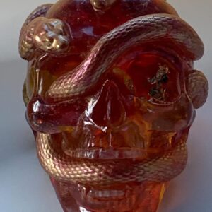Totenkopf mit Schlangen aus Epoxidharz & Dallglas – Skull-Deko für Szene, Gothic, Halloween rot 4