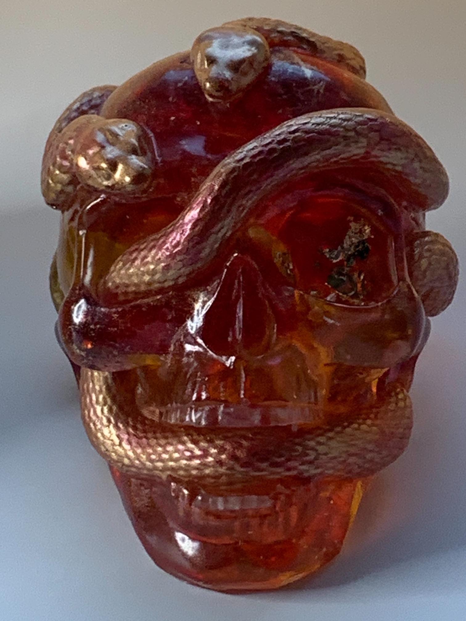 Totenkopf mit Schlangen aus Epoxidharz & Dallglas – Skull-Deko für Szene, Gothic, Halloween grün – Bild 3
