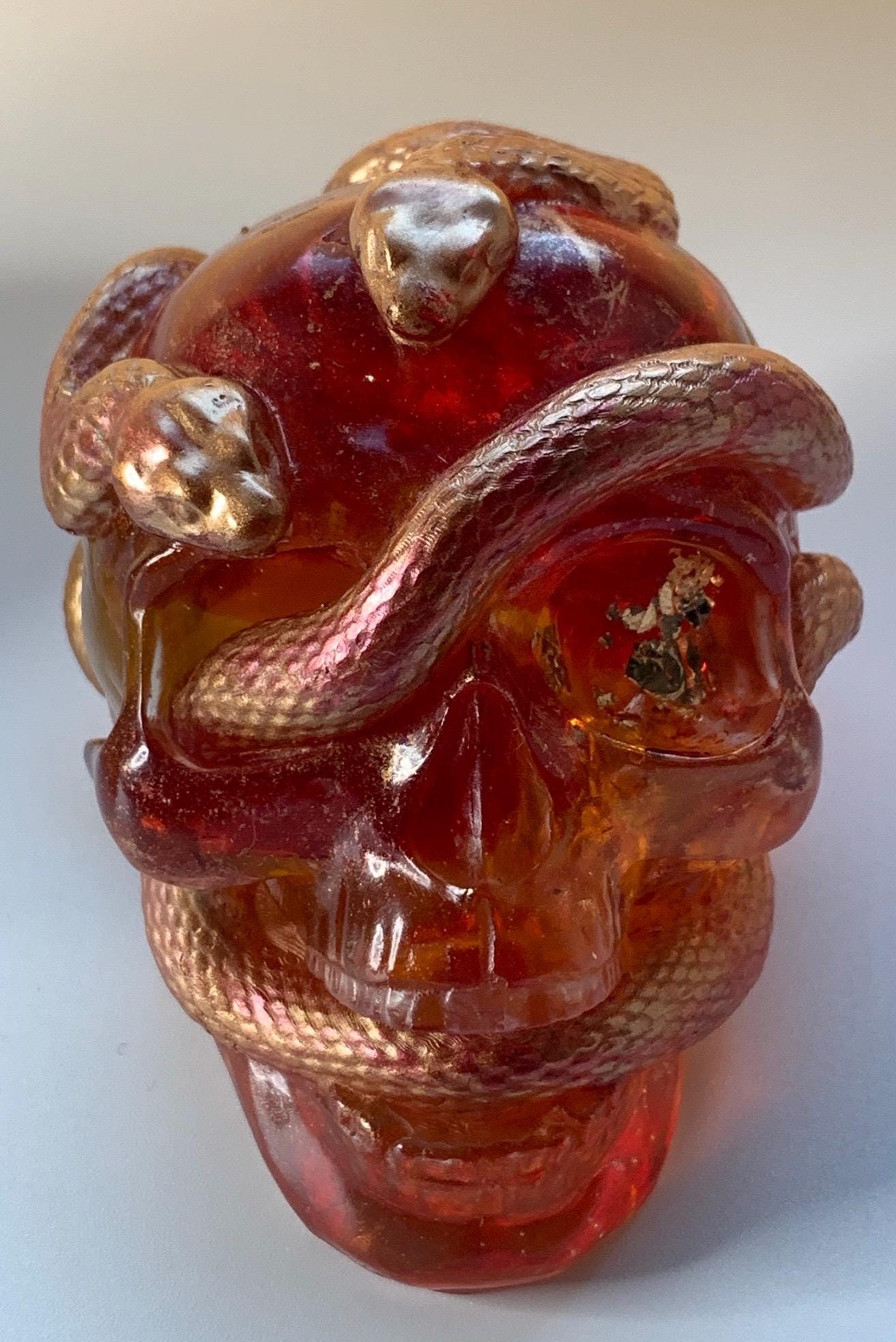 Totenkopf mit Schlangen aus Epoxidharz & Dallglas – Skull-Deko für Szene, Gothic, Halloween grün – Bild 4