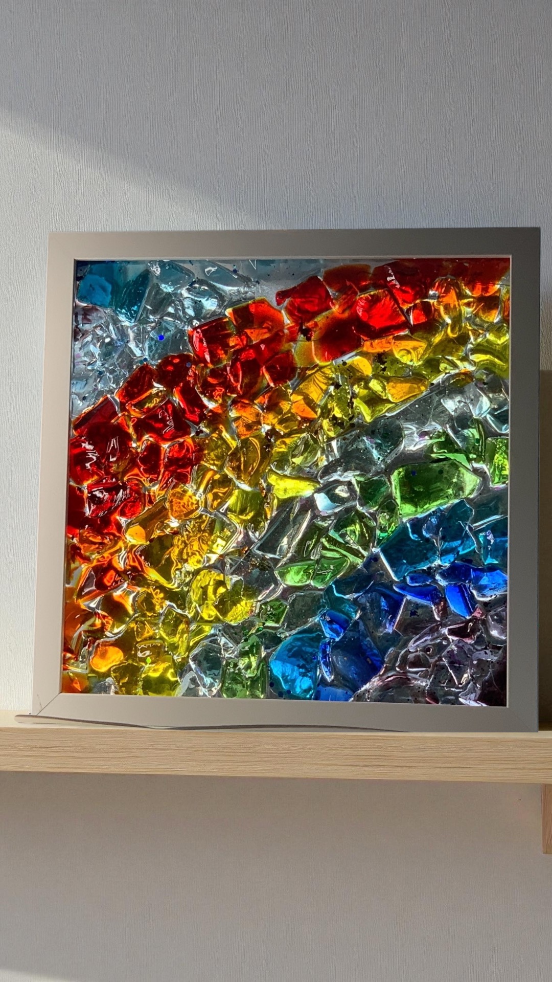 Handgemachtes Regenbogen- Glasmuschelbild aus Epoxidharz & und bunten Glas – Unikat, Geschenk individuelles Design und stimmungsvolle Deko