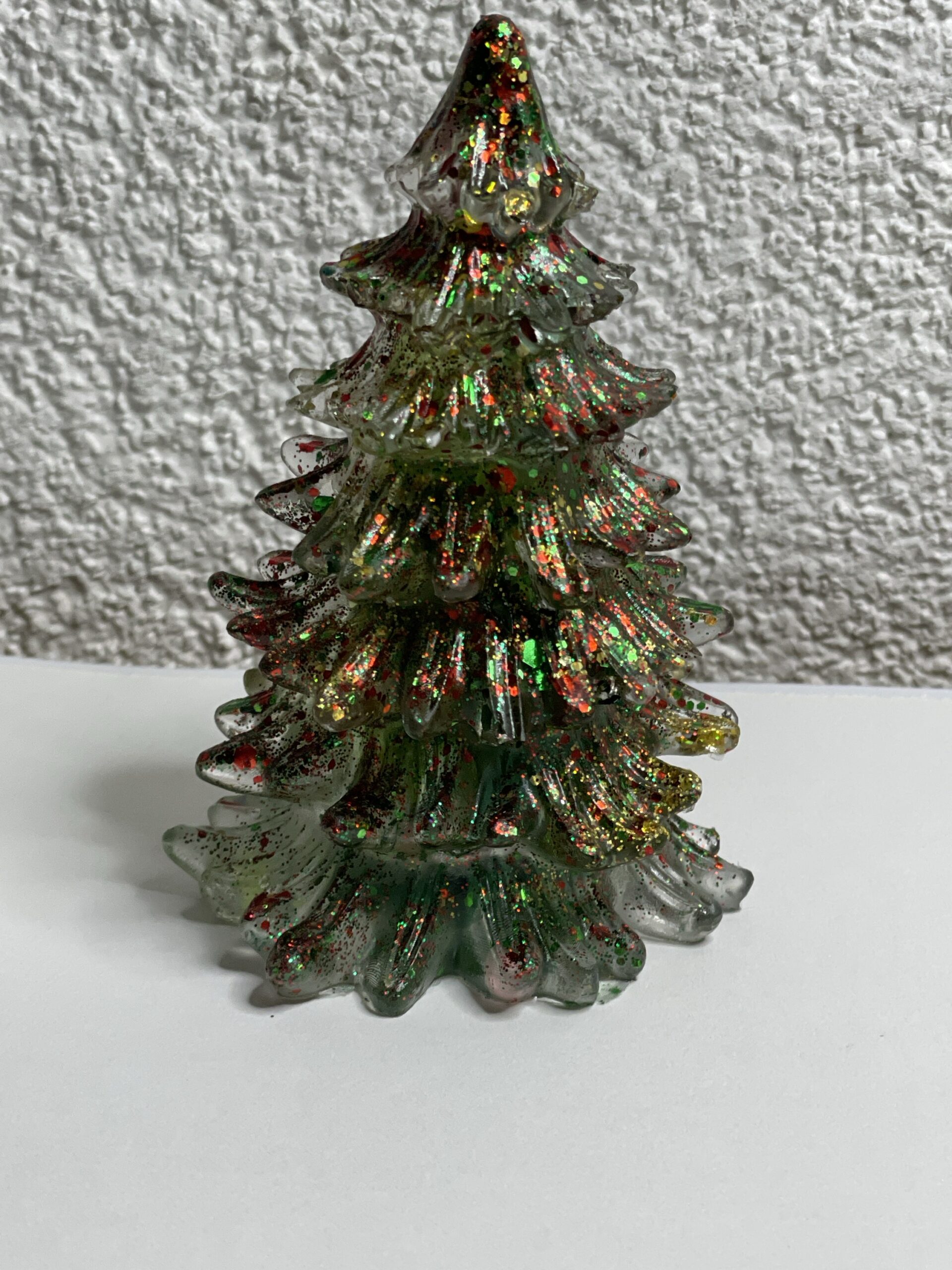Festlicher Christbaum, mittlere Größe handgefertigter Weihnachtsbaum aus Epoxidharz & Dallglas – Funkelndes Unikat für die festliche Zeit_9 – Bild 4